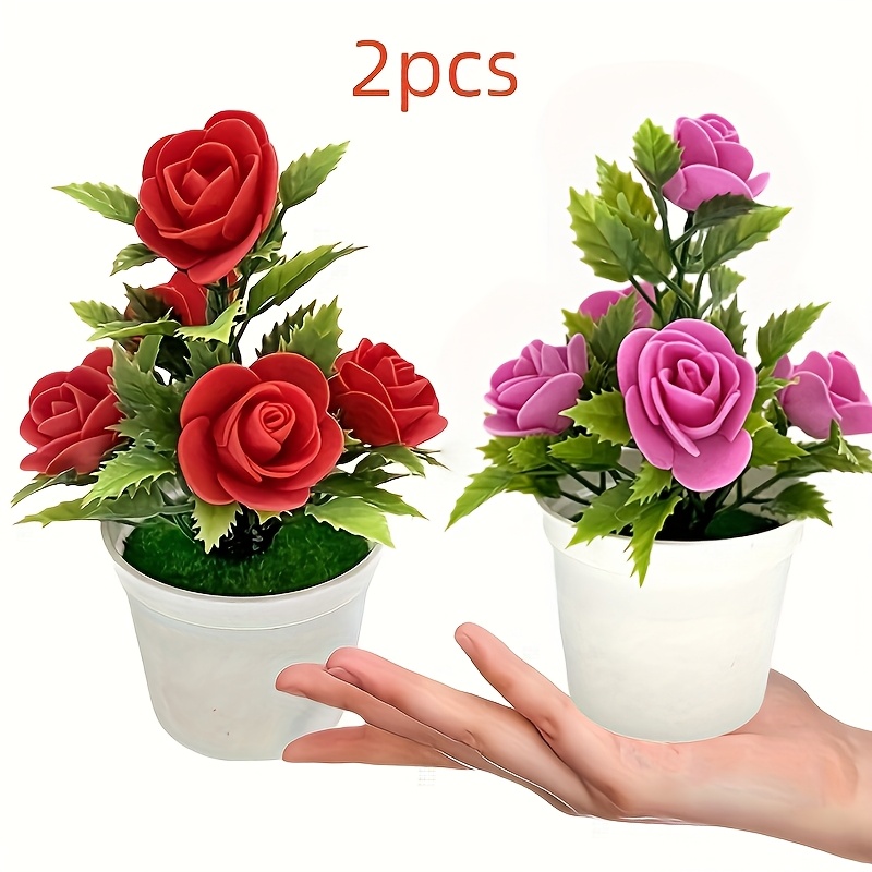 Twee levensechte kunstmatige rozen in pot