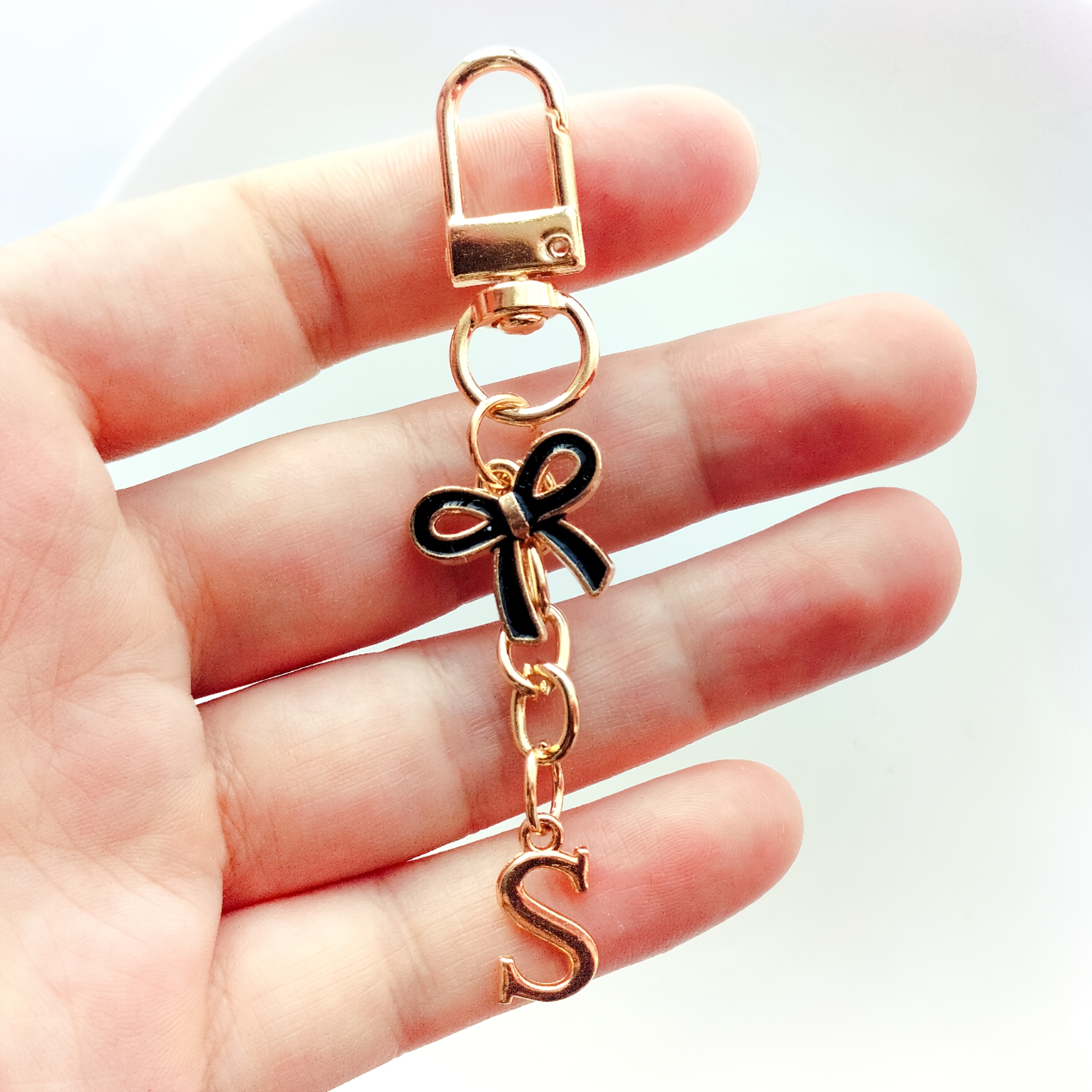1pc Exquisite Bow Tie/bow Tie A-z Letter Key Chain Pendant, Suitable For Bag/backpack/car Key Pendant, Graduation Season///holiday Small Gifts/birthday Gifts