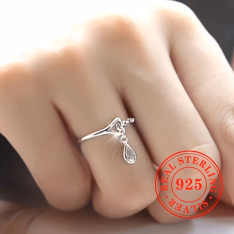 eine stilvolle herzförmige kette mit zirkonia-anhänger,1.9 克 aus 925er 纯银 Wiegt。 verstellbarer 犯罪戒指,der sich für damen eignet,um ihn bei feiertagsfeiern 和优雅的 schmuckbänken zu tragen。产品详情1