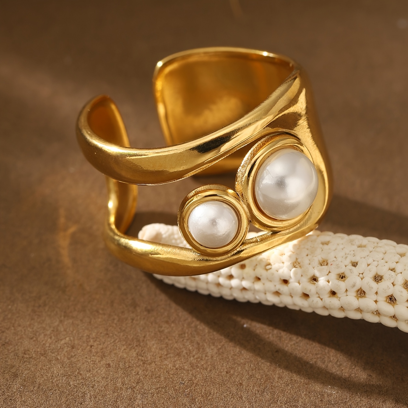 טבעת נירוסטה מתכווננת בגוון זהוב לנשים אופנתית עם וליום ליום וליום פניני חיקוי - מושלמת למסאןנטי, טבנות מתכונת בגוון זהוב. רב-תכליתית|טבעת נוסח וינטג'|גימור יוקרתי