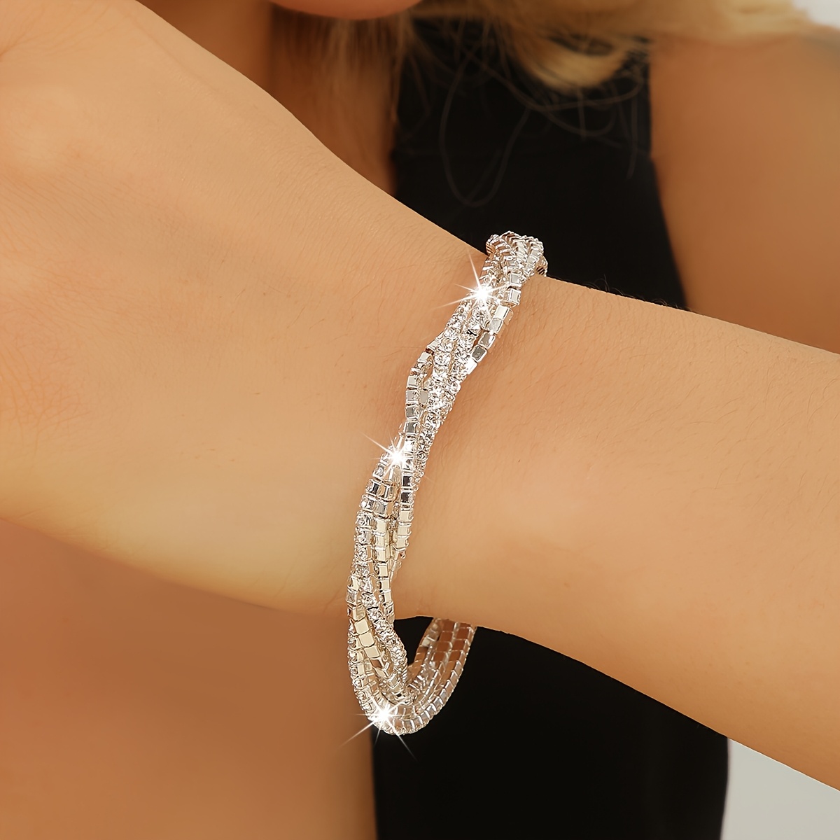 A Stylish And Minimalist Bracelet Designed For Women, Use And Weddings, Featuring A Four-season Tennis Design