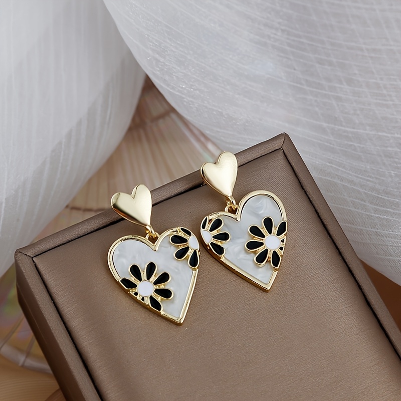 Women's Festive Double-Layer Heart Daisy Dropping Earrings, Golden