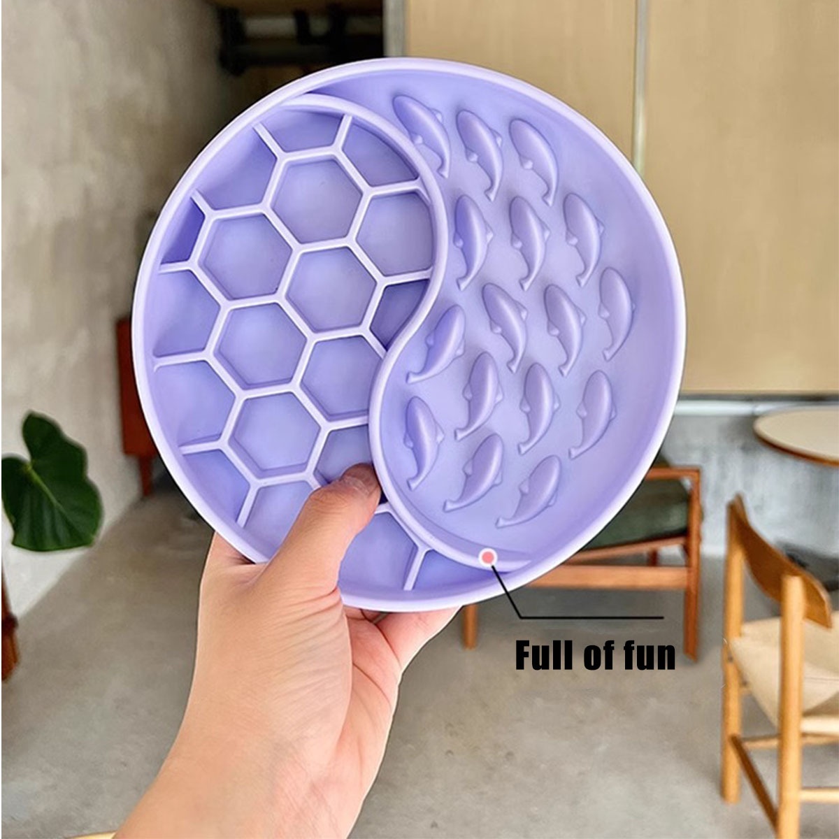 A new color pet licking mat for cats and dogs, outdoor household pet slow feeding licking mat, bathing can be used to feed pets slow feeding tray with high appearance