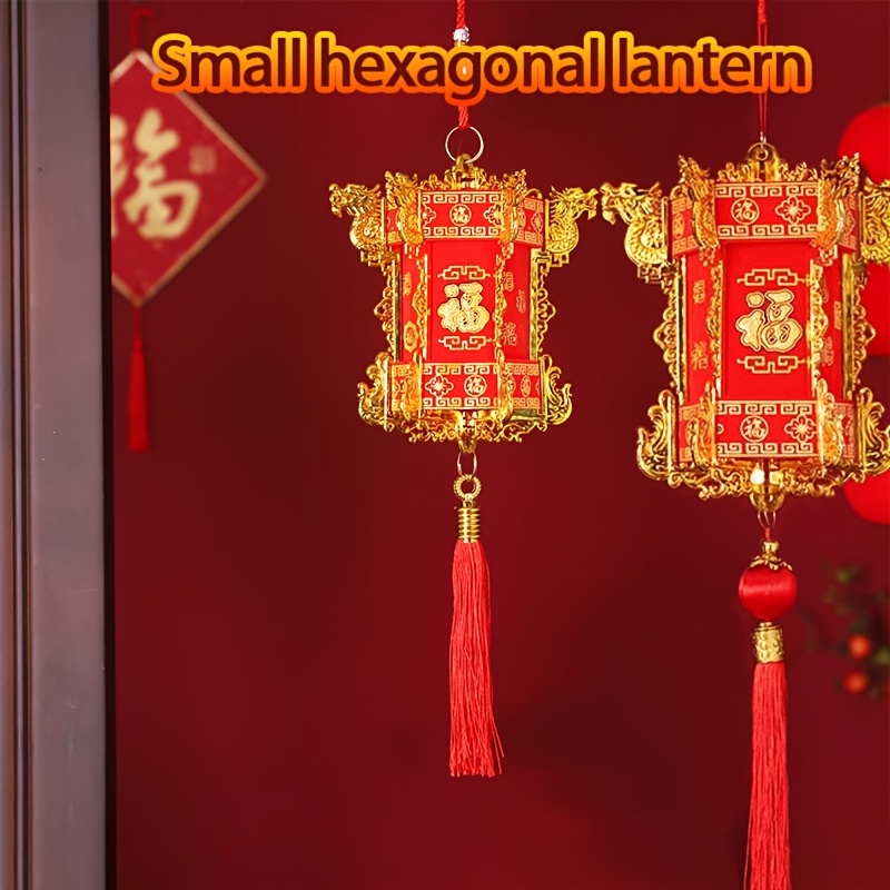 

1pc Lanterne de Chinois Élégante Rouge & Dorée - Design Traditionnel avec Pompons, Tissu Floqué, Piles pour du Printemps, Célébrations du An - Décoration Extérieure Portable, Décor de Lanterne