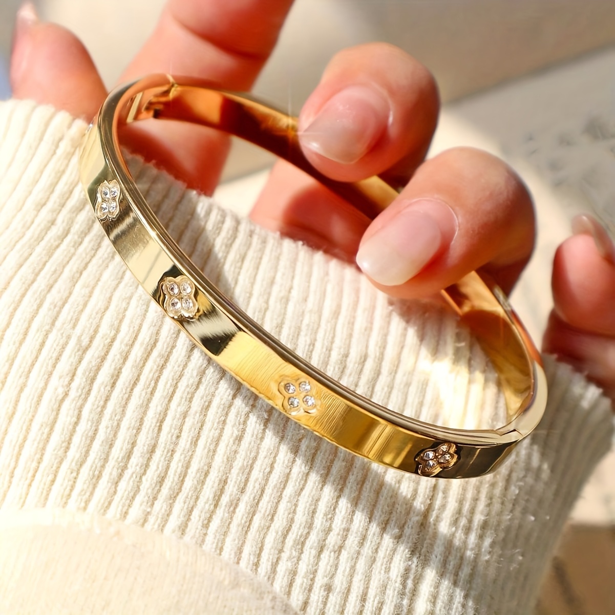 E-shop Ein stilvolles hochwertiges Edelstahl-Armband, elegant stapelbar für leichten Luxus, geeignet für lässige Damenmode, Paartragen als Geschenk