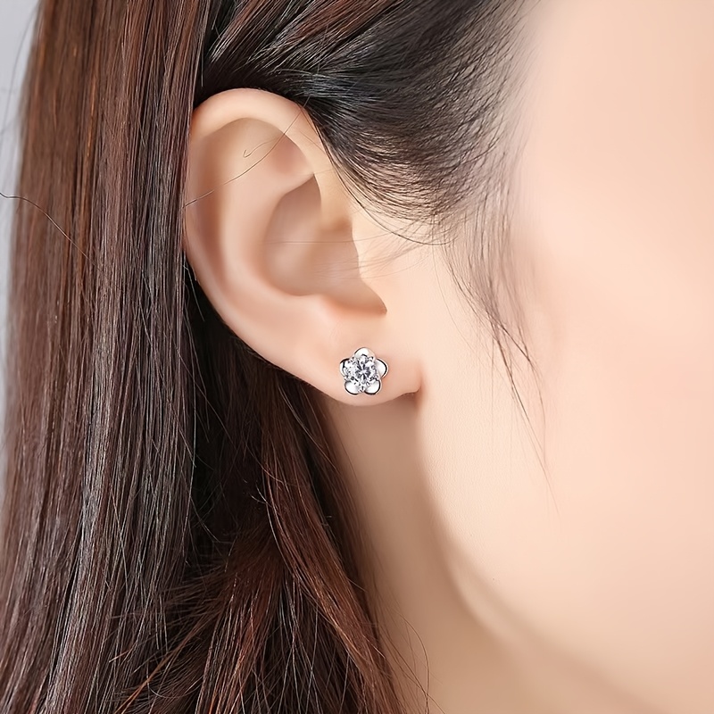 

A Pair Of Flower- Earrings That Are Simple, Elegant, And Cute, Daily Commuting, , Travel, And Celebrating Holidays; A Accessory For Wear.