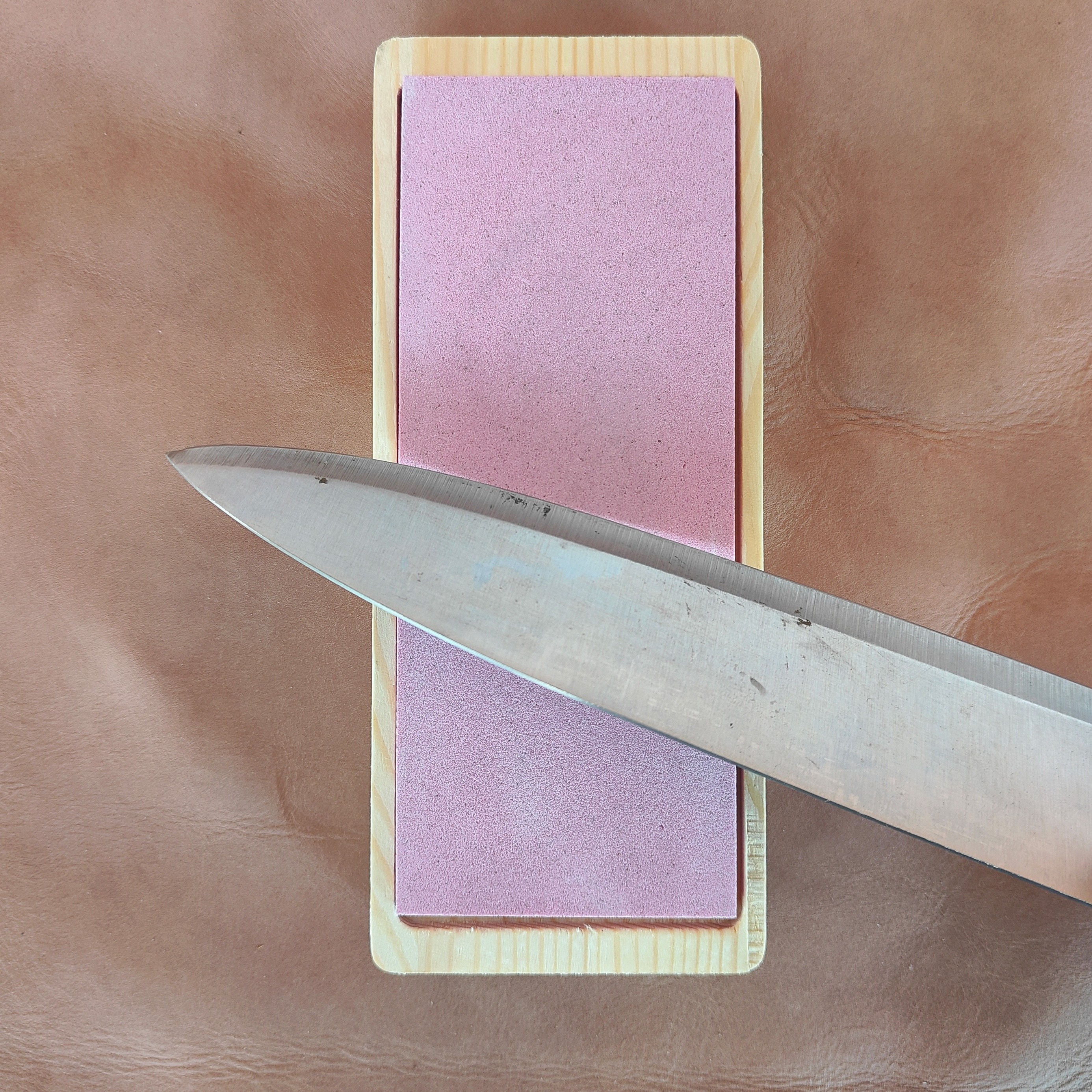  Piedra de afilar cuchillos Whetstone 1000/6000 de primera  calidad con gravilla doble. La mejor piedra de afilar para la cocina. Base  antideslizante de bambú y guía de ángulo : Herramientas y