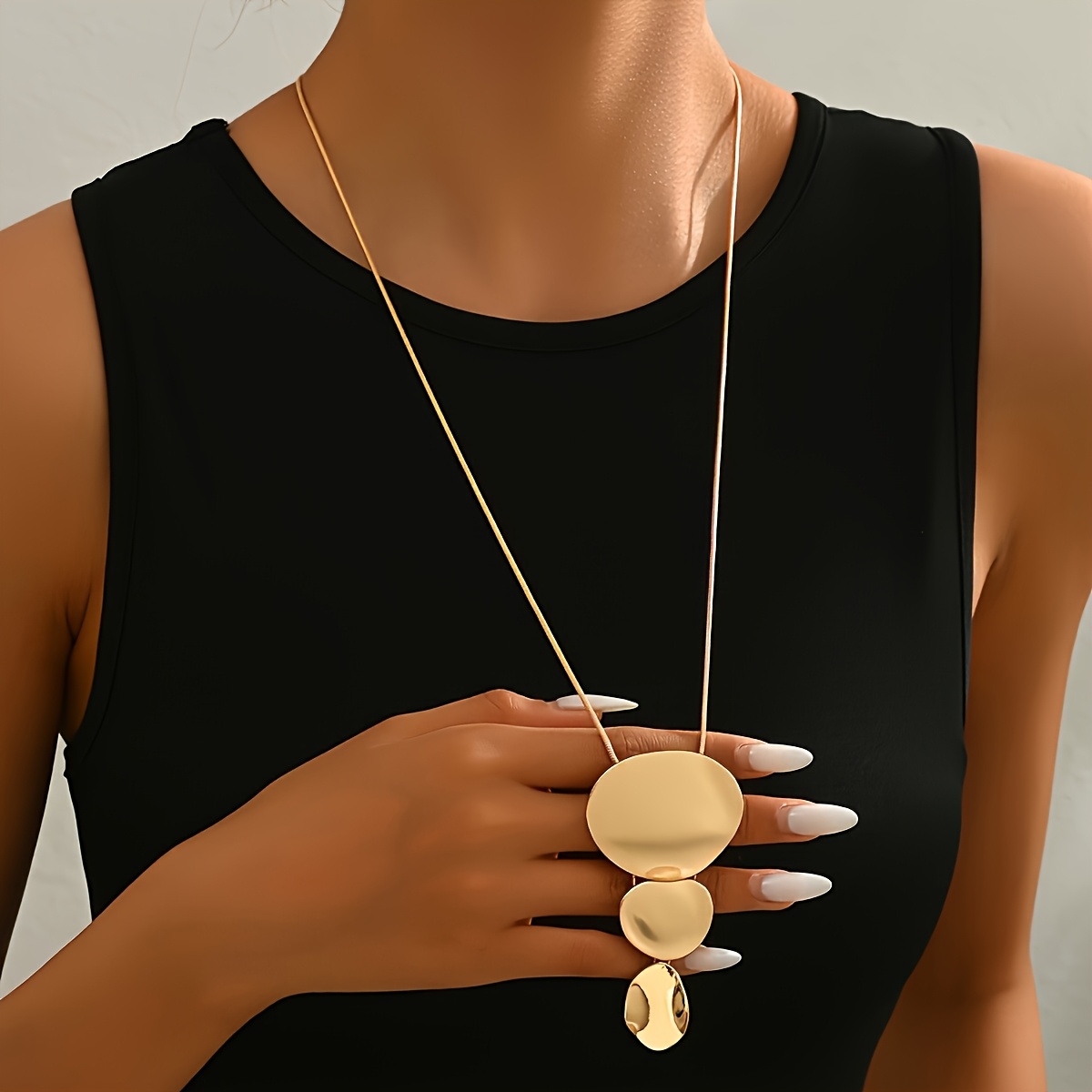 A Fashionable, Easy, Irregular Geometric Circular Pendant Necklace