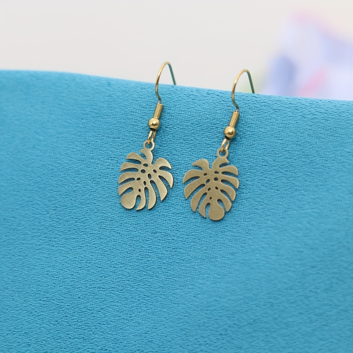 Women's Minimalist Leaf-Shaped Drop Earrings, Versatile Gift