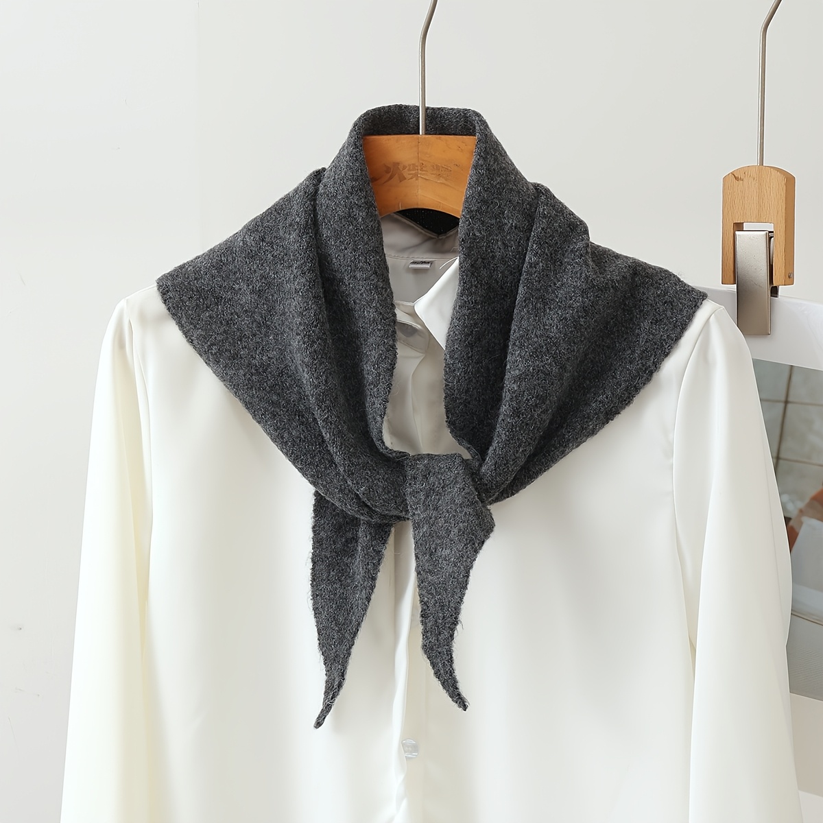 TEMU 1pc Bufanda Triangular de Color Sólido Ropa de Abrigo para Mujer Otoño Invierno Estilo Coreano Versátil Toalla Triangular Bufanda para el Cuello