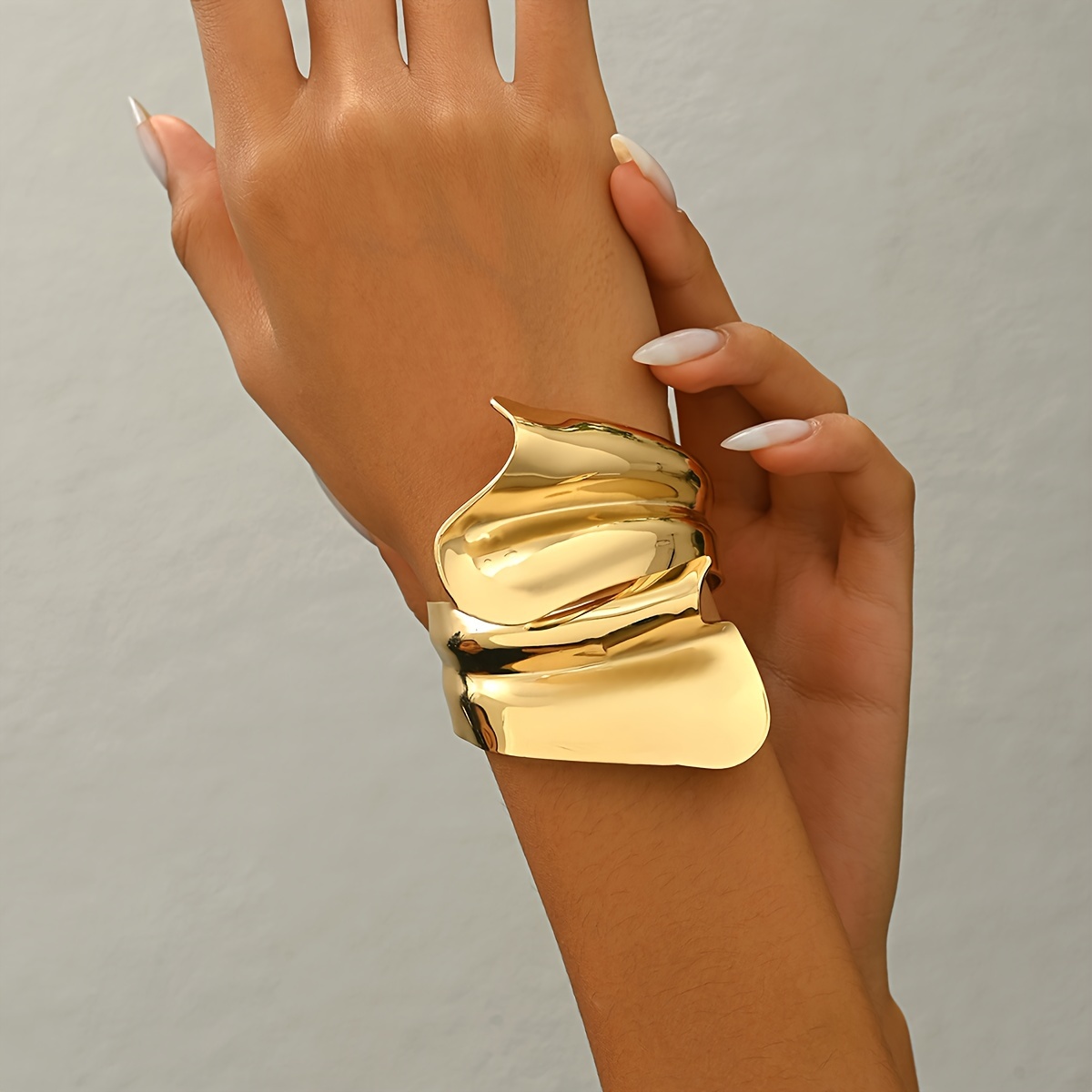 TEMU 1pc European And , Unique, Fashionable, Exaggerated, Vintage, Niche, High-end Glossy Golden Bracelet, Suitable For Daily Women