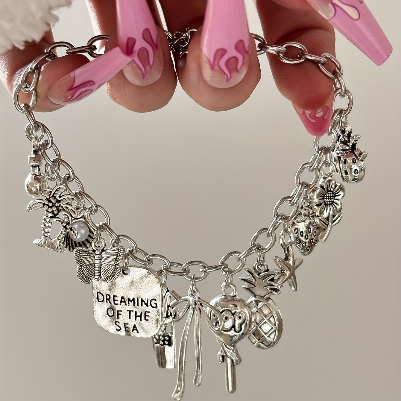 TEMU 1pc Brazalete de Aleación con Múltiples Colgantes Perla Estilo Vacaciones Playa Árbol de Coco Flor Fresa Concha Brazalete Colgante Lindo Sexy