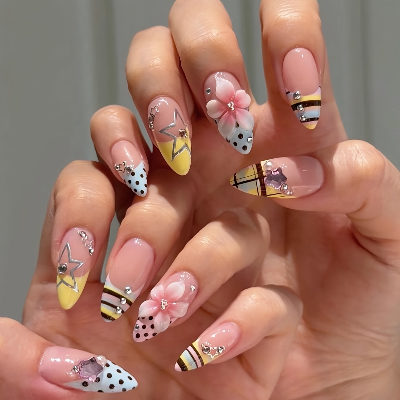 TEMU 24 Faux Ongles à Coller Style Français, Base Nu Almond avec Pointes Jaune Pastel & Bleu, Étoiles & Pois, Accents de Fleurs 3D & Strass, Ongles