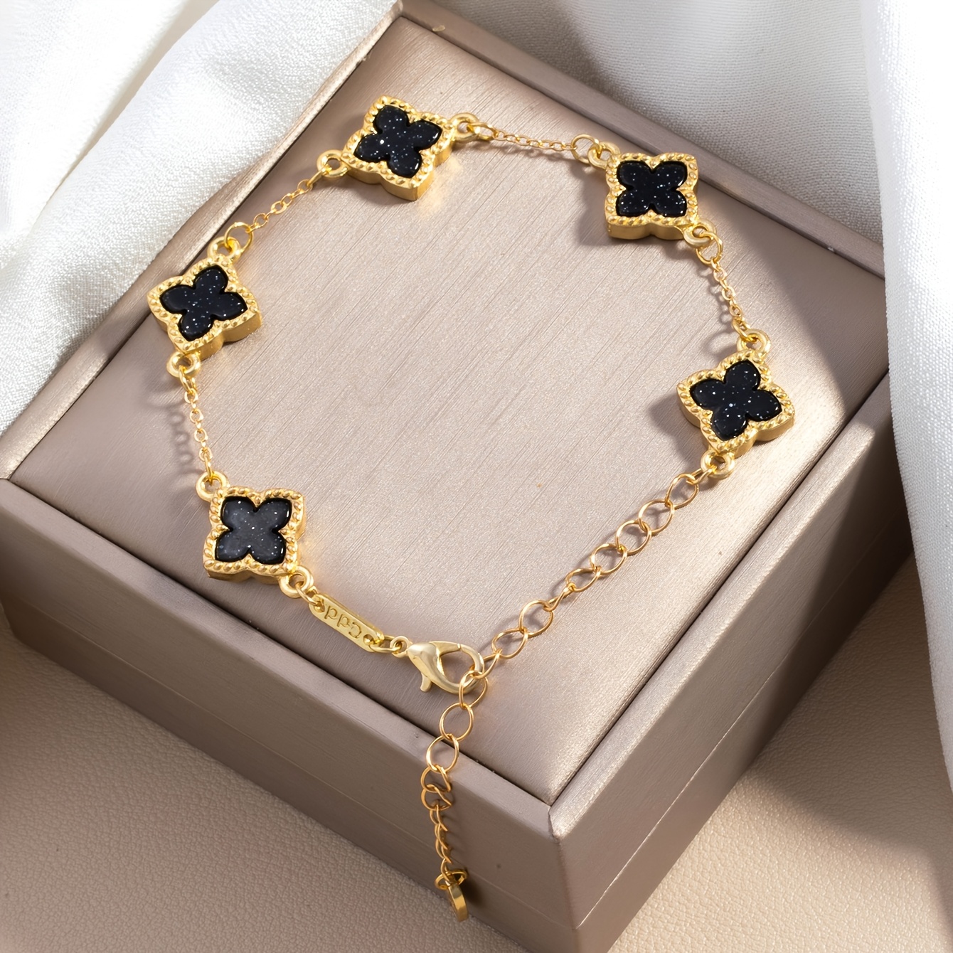TEMU New Luxurious And Elegant Clover Bracelet (no Gift Box)