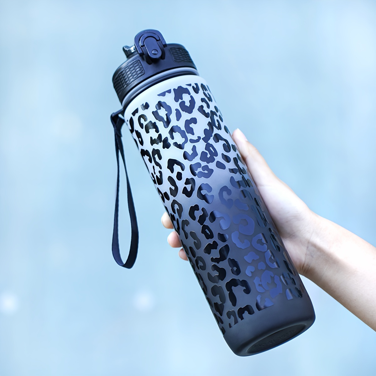 1pc 1000ml/32oz Leopard Print Sports Water Bottle, Made Of Plastic, Leak-proof And Durable, With Dust-proof Cover, Easy To Open With , The Strap Is Ideal For Fitness, Outdoor, Travel