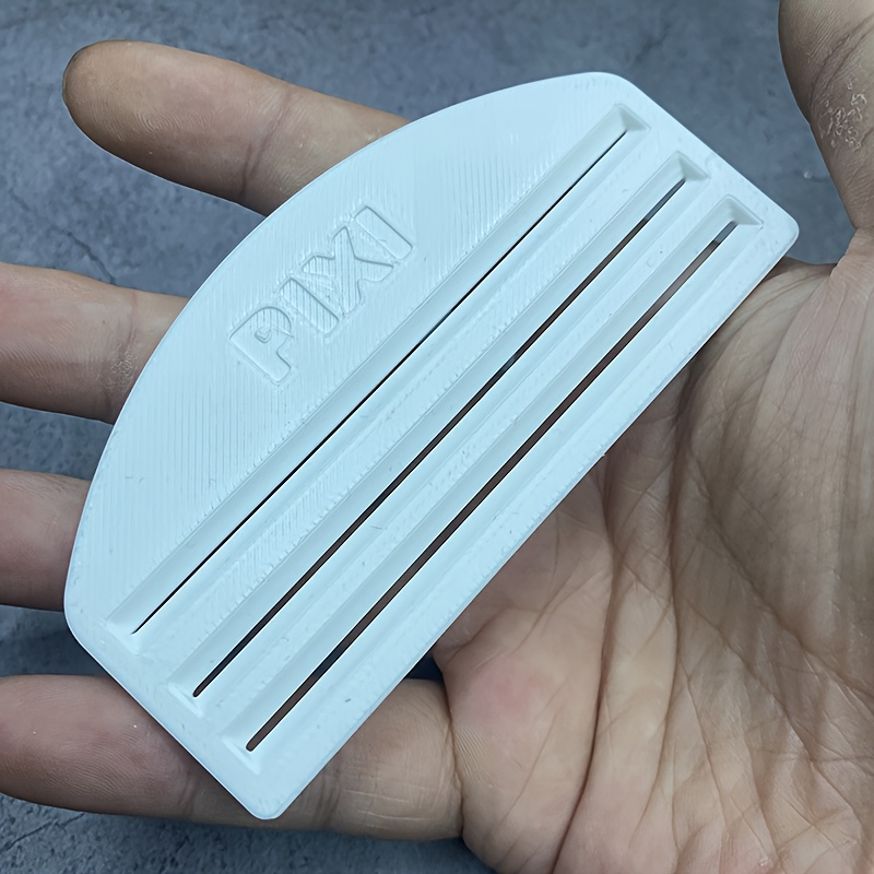 Presse-Fraise pour Chat | Distributeur de Nourriture pour Animaux de Compagnie en Plastique Robuste avec Base Antidérapante, Couvercle Facile à Ouvrir, Pas d'Assemblage Nécessaire, Conception Compacte, Plastique Durable, Couleur Aléatoire, Sans Pile