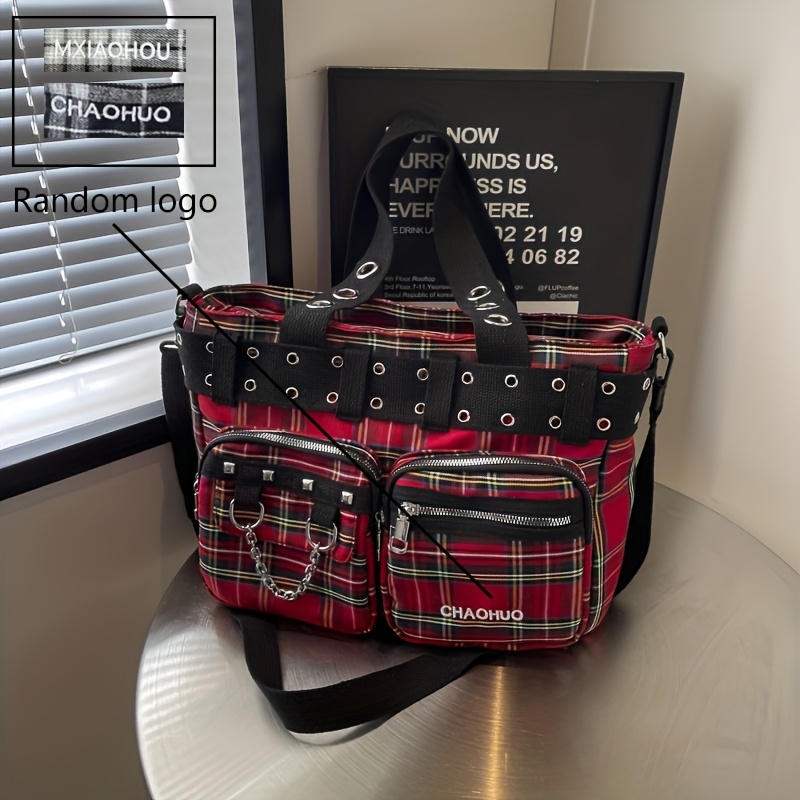 TEMU Sac à carreaux incontournable de grande pour les passionnés de style ! Avec des bretelles uniques décorées de rivets, il une ambiance cool,