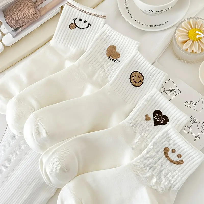 5 paires de chaussettes pour femmes avec des graphiques de dessins animés pour une . Détails du produit 3