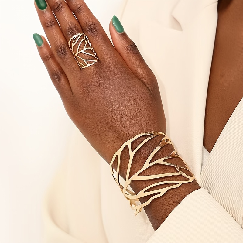 

A Set Of New Exaggerated, Fashionable And Hollow Bracelets, With An Elegant Vintage Leaf Ring Set.