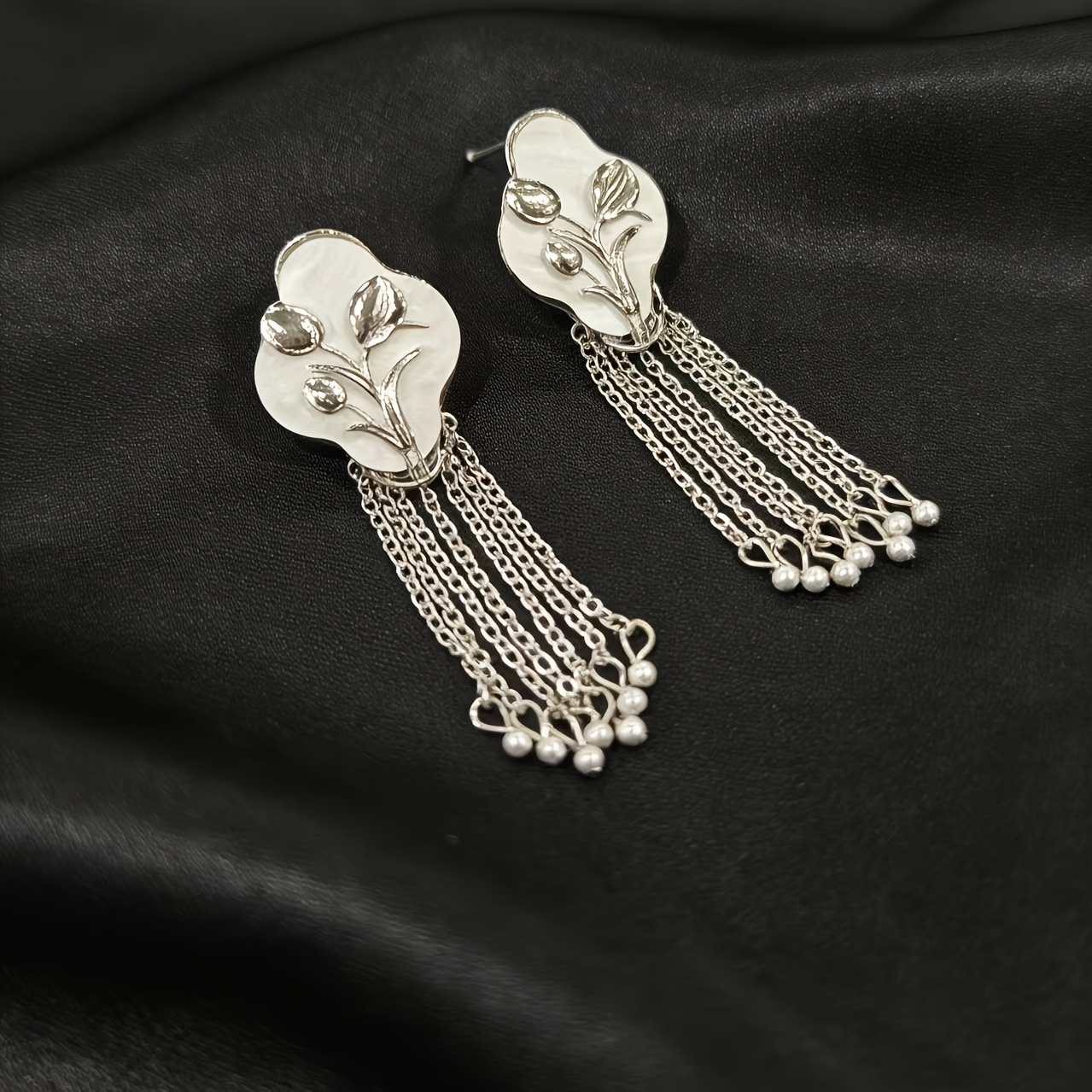 Women's Retro Tulip Tassel Stud Earrings, Cold Style