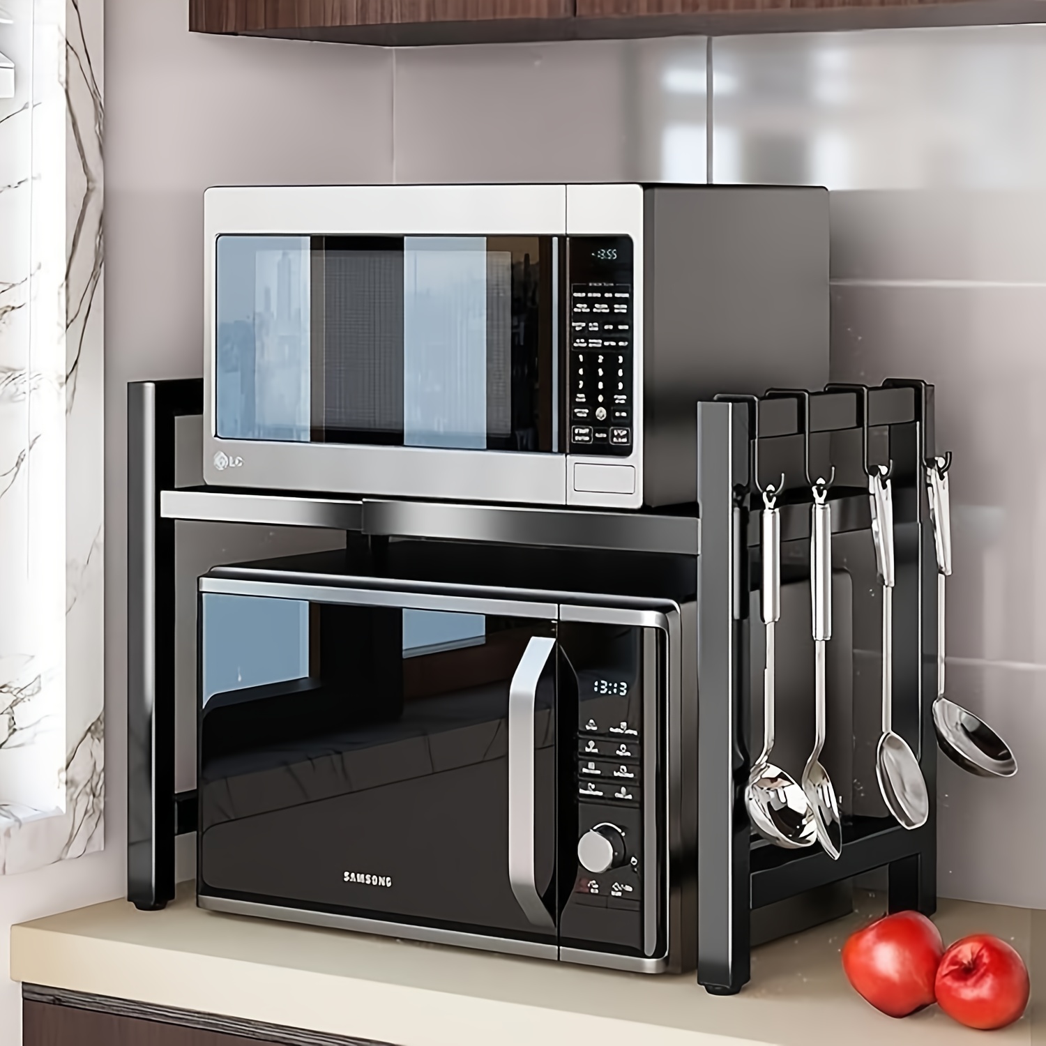 Étagère Micro-ondes Extensible, Étagère Micro-ondes à 2 Niveaux avec 3 Serviettes, 5 Crochets, Support pour Bâtonnets et Support de Planche à Découper, Organisateur de Cuisine, Support de Cuisson Micro-ondes, Plan de Travail, Extensible 40-64 Cm (Noir, Blanc)