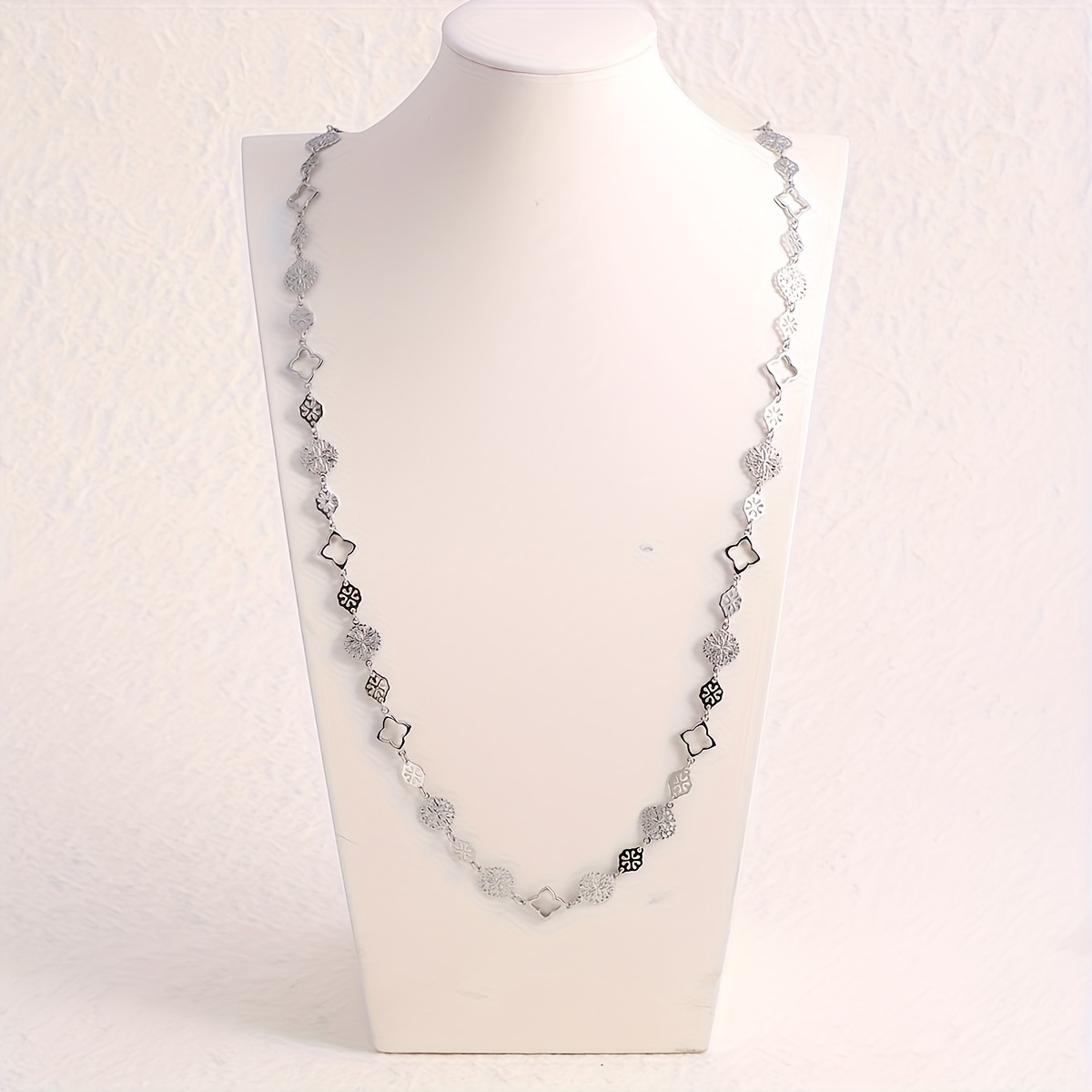 A Women's Stylish Long Chain Necklace, Featuring A Hollow Snowflake , Easy And Versatile, With Sweaters And Turtlenecks