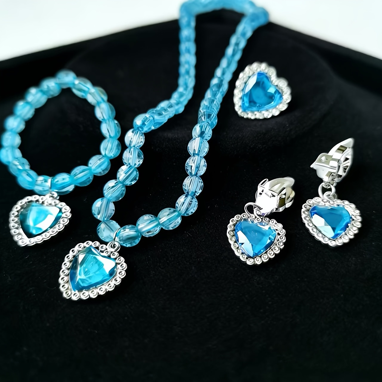 E-shop Ein 1-teiliges Kostüm-Set aus synthetischem Kunststoff-Edelstein, bestehend aus Halskette, Ring, Ohrringen und Armband, geeignet zum Verkleiden