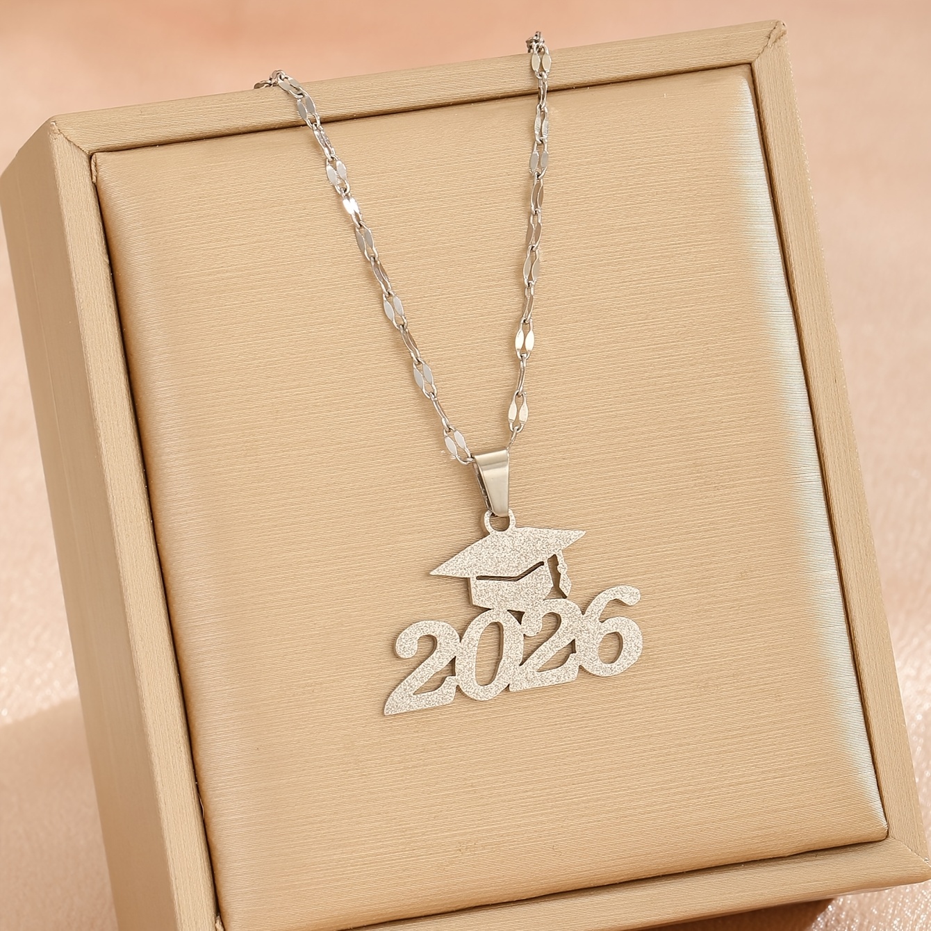 TEMU 1pc, Collier avec Pendentif Chapeau de de Remise de Diplôme N° 2026, Bijou de Mode Unisexe, Cadeau d'Accessoire de Remise de Diplôme d'Étudiant,