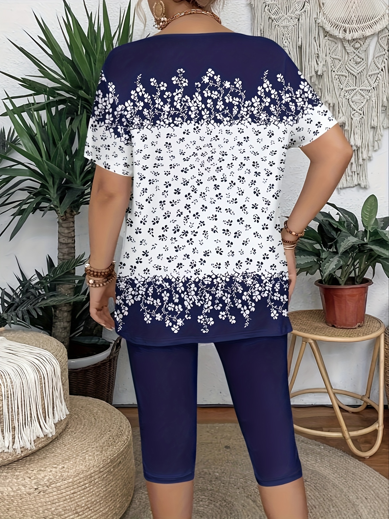 Elegant Plus Size Crew Neck T-Shirt with Floral Print - Soft Medium Stretch Fabric, Short Sleeve Top for Women, Casual Wear, All Season Tee|Floral Print Top|Comfortable Fit, Plus Size Clothing