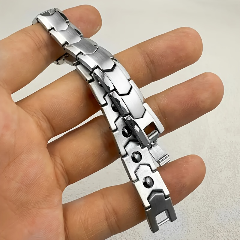 a stylish minimalist titanium steel bracelet in original   with detachable matching tools suitable for wearing at parties and   it can   be   as a holiday gift the arrow shaped   suitable for   men and women a christmas gift details 1