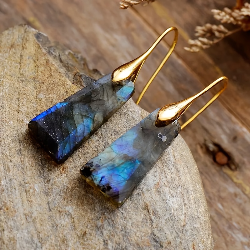 E-shop Damen Ohrringe mit hängendem Stil in Labradorit, Symbol für Eleganz, , Glück und mit goldenen Ohrhaken, ideal für Bälle, Zusammenkünfte und