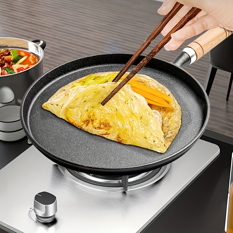 

1pc Cast Iron Frying Pan With Wooden Handle, Metal Omelette Roll Maker, Kitchen Cooking For Pancakes, , Eggs - No Battery Required, Cooking Pan | Sleek | Cast Iron, Egg Frying Pan