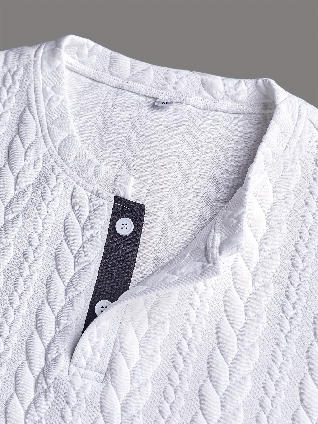 camisa henley masculina de verão com   jacquard em bloco de cores -    , abotoada, lavável à máquina,   com   de   e punhos pretos,   diário | design de   de cor | camiseta de tecido   detalhes 3