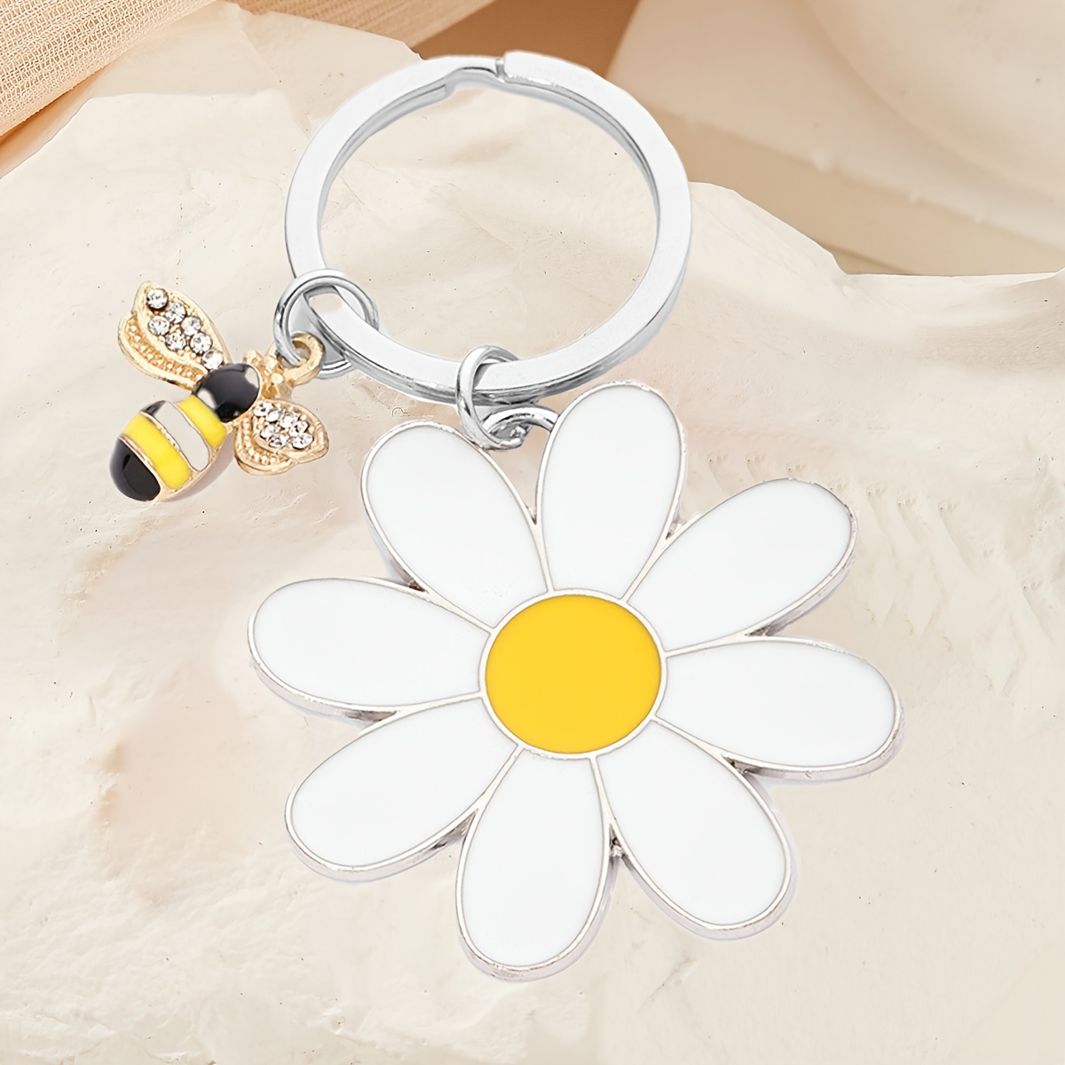 Image of 1pc Trendy Small Daisy With Keychain | Daily Fresh Daisies With Honey Bees, Split Ring Closure, Ideal For Holiday Parties And Casual Wear