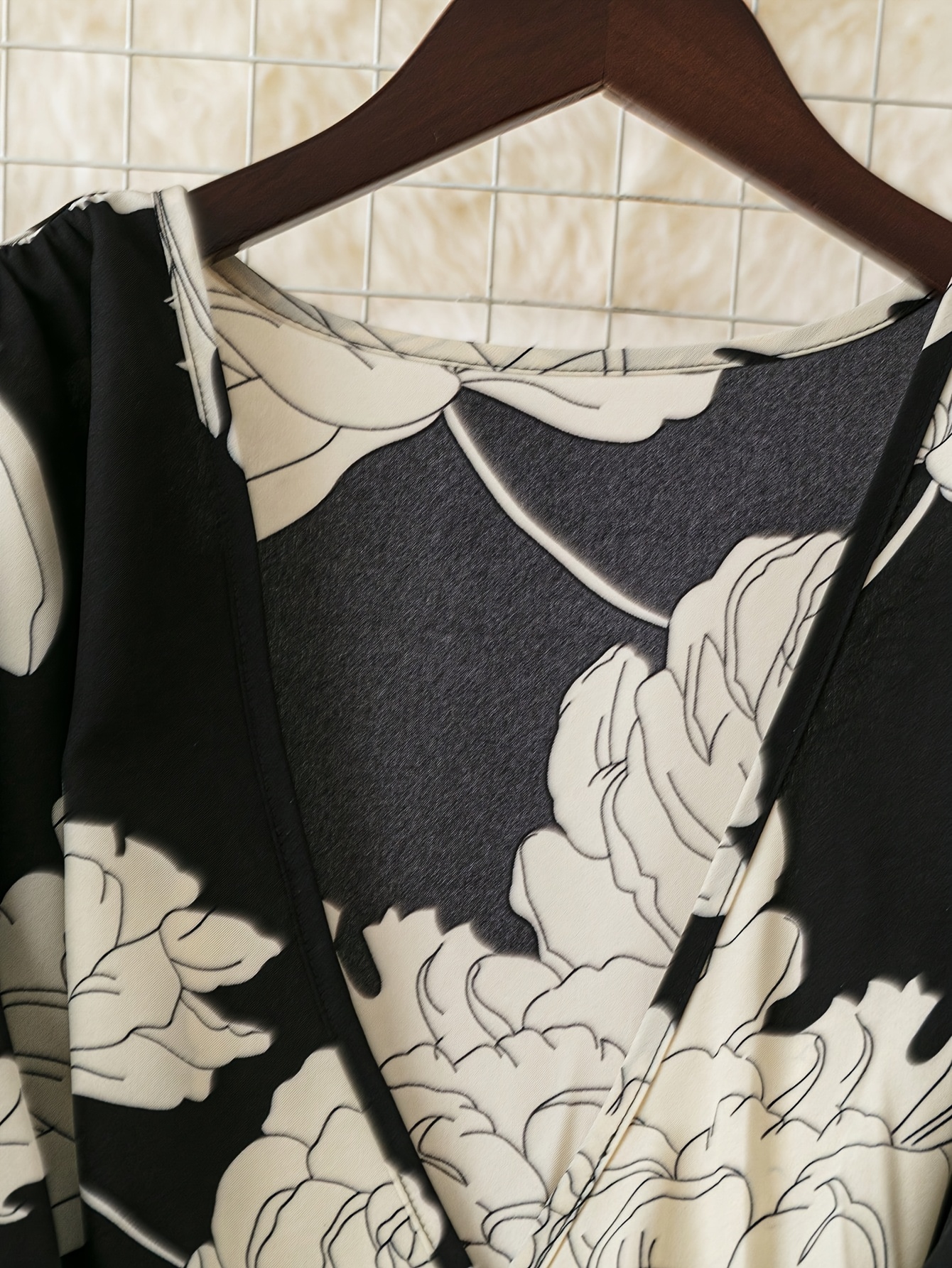 שמלת נשים אלגנטיות עם צווארון וי פרחוני וקשירה במותניים בש - שרו גזרה בגזרת A זורמת, מושלמת לסתיו/חורף, או פנה למבוגרים, לבוש אלגנטי | שמלה פרחונית וינטג' | בד פוליאסטר