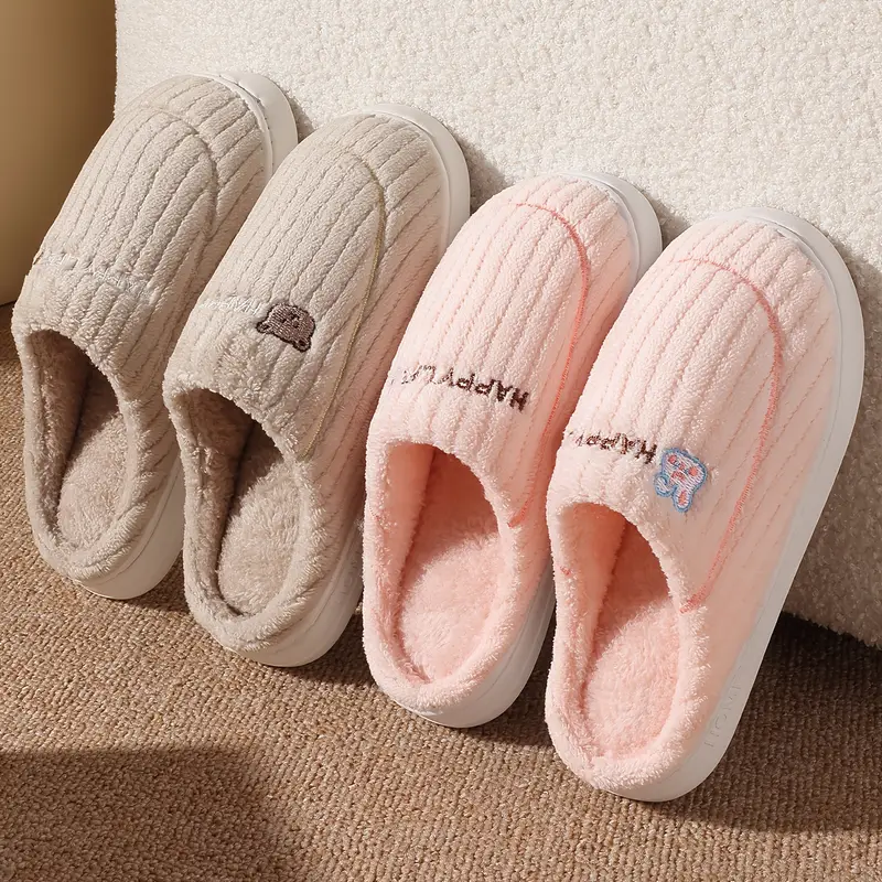 chaussons d intérieur pour hommes - enfiler avec dessus en tissu et semelle en pvc antidérapante. options de couleurs beige/bleu. confort , chaleur d hiver et design texturé. idéal pour , ou . . Détails du produit 2