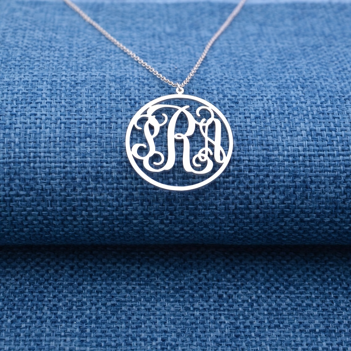 

Customized 1pc 3 Interwoven Initials Personalized Circular Ladies Pendant Necklace, Stainless Steel Supporting 3 English Letters Elegant Versatile Daily Wear Jewelry (english Only)