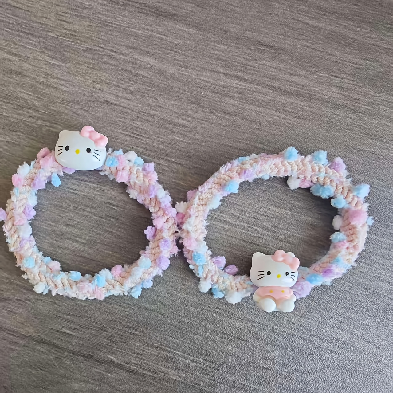 E-shop Autorisiertes Set mit 4 süßen und stylischen Sanrio Hello Kitty Haargummis, mit dem klassischen Kitty , für Alltagsoutfits. Diese vielseitigen