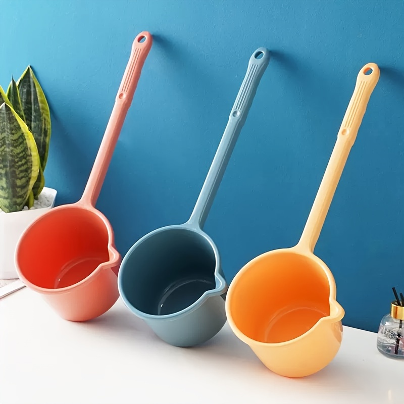 

Plastic Long-handled Water Ladle - Thickened Household Kitchen And Bath Drift Scoop - Non-food Contact Use