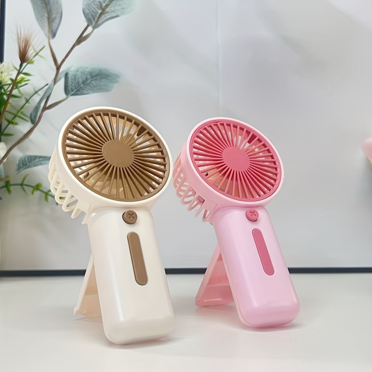 Mini Ventilador Portátil de Mano Disponible en 4 Colores - Portátil y Compacto (Sin Costo) - Adecuado para Múltiples Escenarios