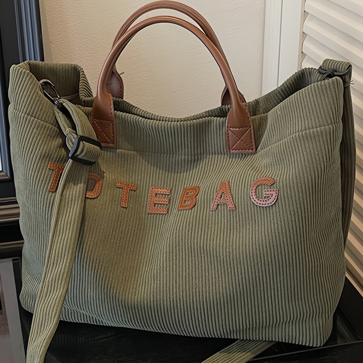 E-shop Neue Cord Damen Casual Tote Bag, Große Kapazität Buchstaben-Patch Damen Schultertasche, Abnehmbarer und Verstellbarer Crossbody-Gurt, Tägliche