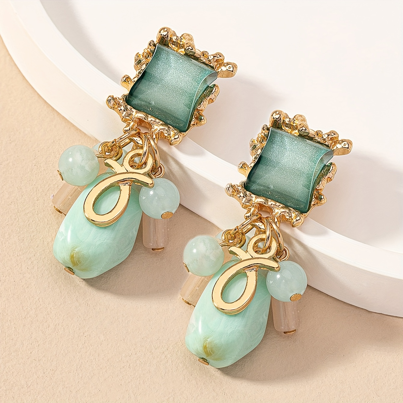 Image of A Pair Of Elegant Retro Resin Beaded Clip-on Earrings For Women's Holiday Birthday Dating Prom Banquet Wedding Party Vacation Shopping Additions