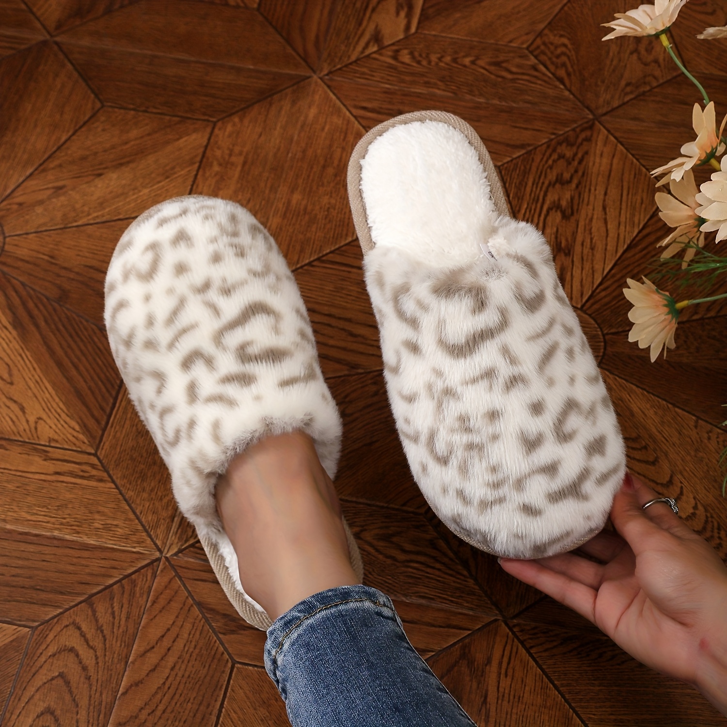 Image of Women's Leopard Print Plush Slippers With , Closed Toe, Wide Strap Design, Warm And Comfortable, Plush Lining, Stylish Outdoor Slip-on Shoes, Women Shoes