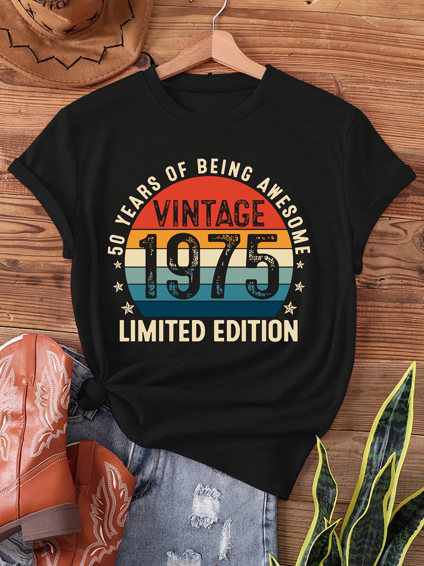 1975 Red Letter 1975 Circular Stripes, Vintage 1975 Fun 50Th Birthday Gift 50Th Retro Print T-Shirt, Short Sleeve Crew Neck Casual Top for Summer & Spring, Women'S Apparel