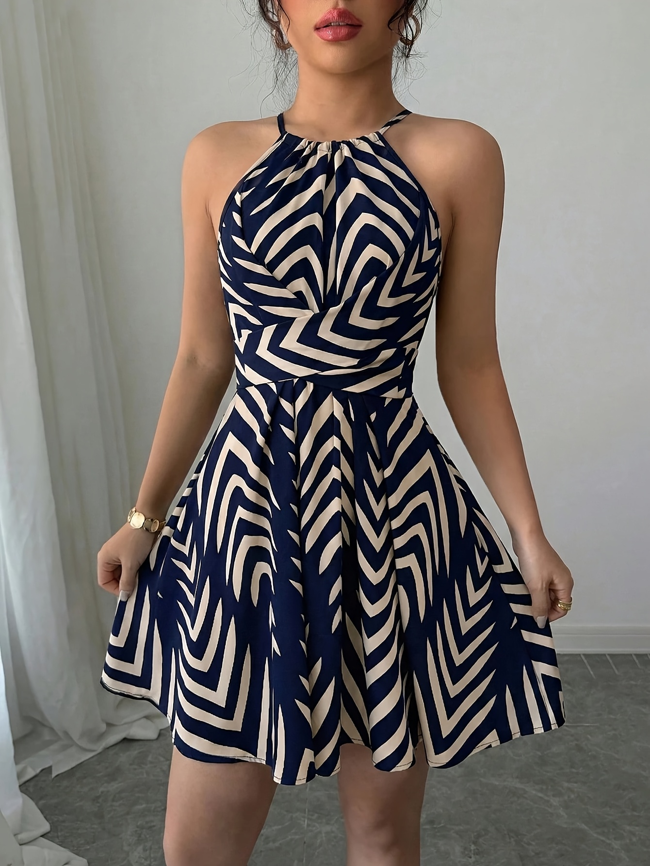 Vestido Curto Evasê com Laço e Estampado de Arco 7