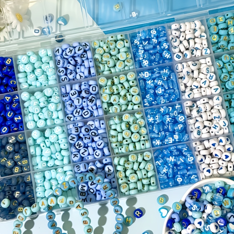 E-shop Ein Set aus 1460 hochwertigen blauen, weißen, schwarzen und goldenen Buchstabenperlen sowie herzförmigen Acrylperlen – für die