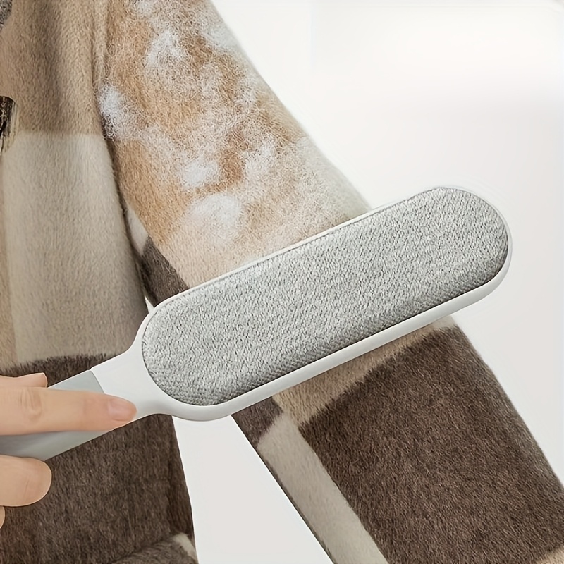 A Double-Sided Brush for Collecting Pet Hair And Dust, Designed for Manual Electrostatic Cleaning. Made from Durable Polypropylene, It Can Be Used on Clothing, Sofas, Furniture, Bedding, And Carpets Without The Need for Electricity.