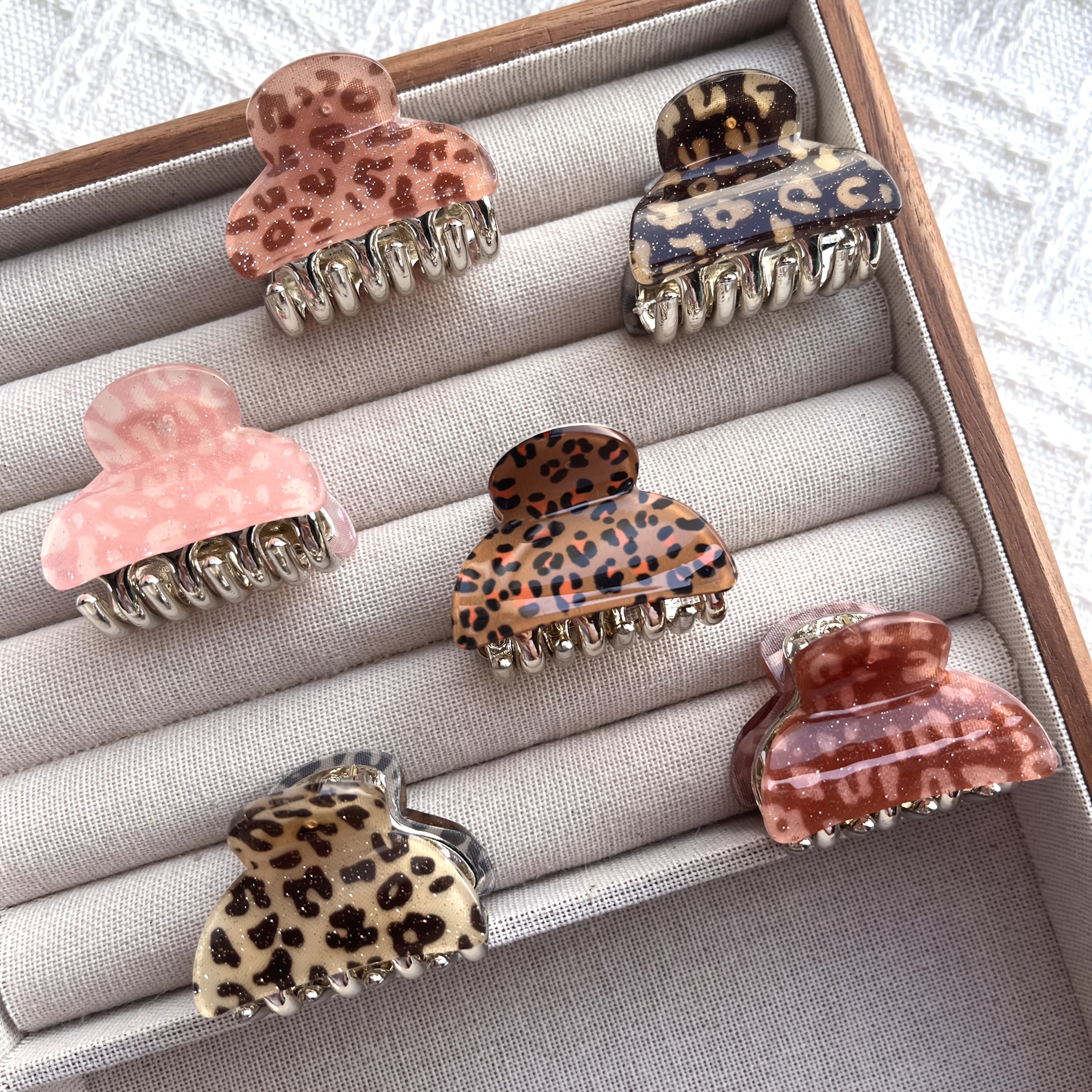 Image of Fashionable Small Acrylic Vintage Leopard Print Claw Clip, Autumn/winter Pink And , Versatile Hair Claw For Women' , Durable Hair Accessory