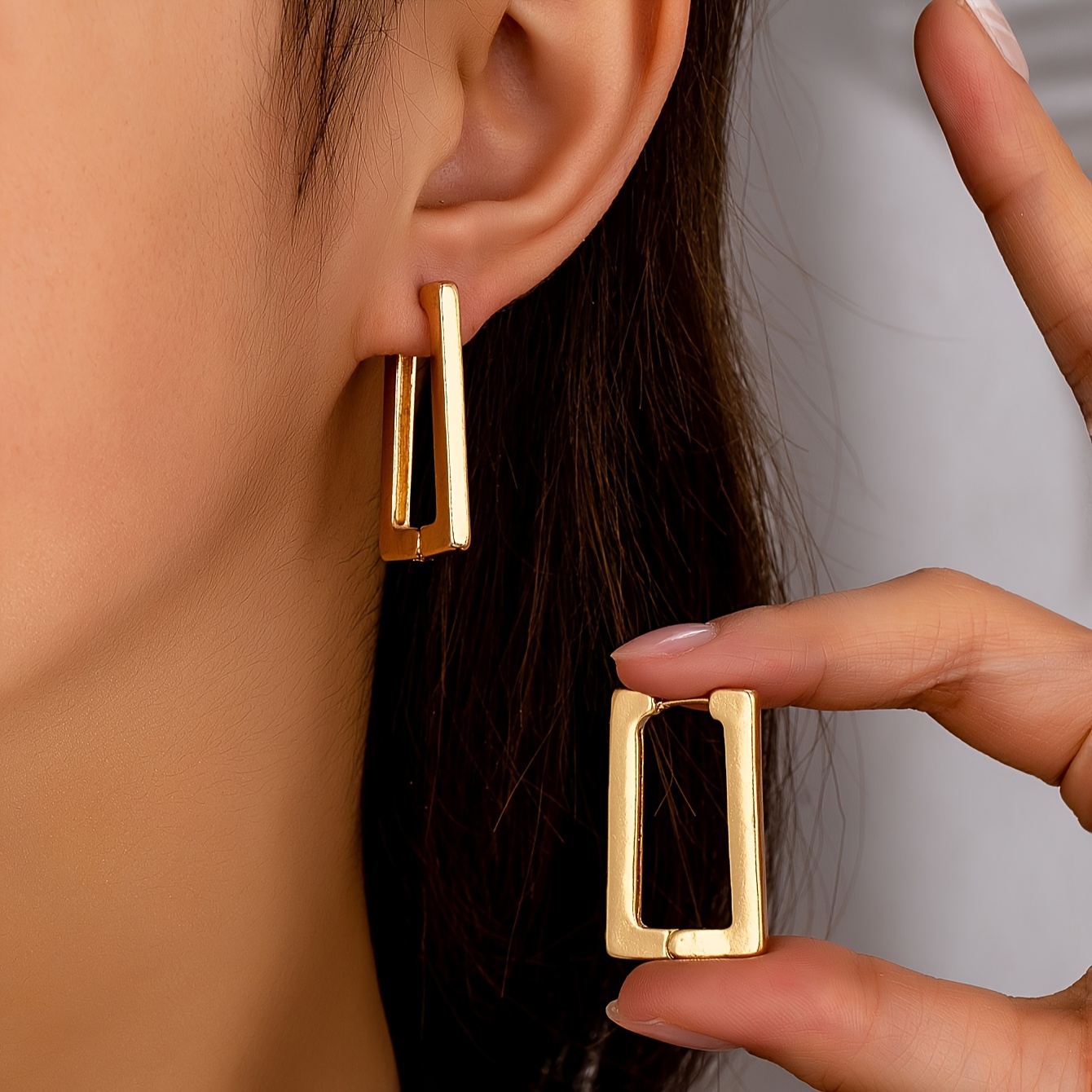 A Pair Of Simple And Elegant Rectangular Clasp Design Earrings With -style Vibe, Versatile And Fashionable For Daily Commuting