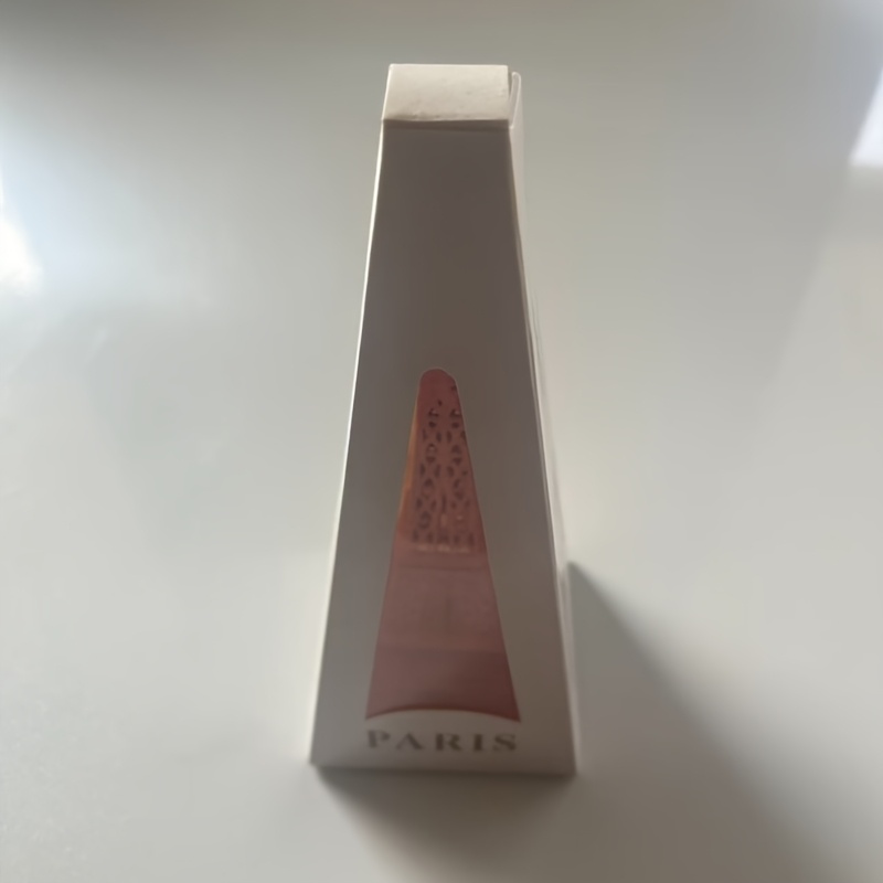 Adorno de escritorio estilo nórdico, modelo arquitectónico Eiffel de París en color rosa: retailer-supplied image